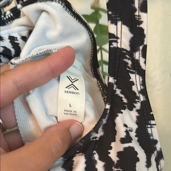 Xersion Black and White Patterned Women's Swim Top sz L - Picture 2 of 4
